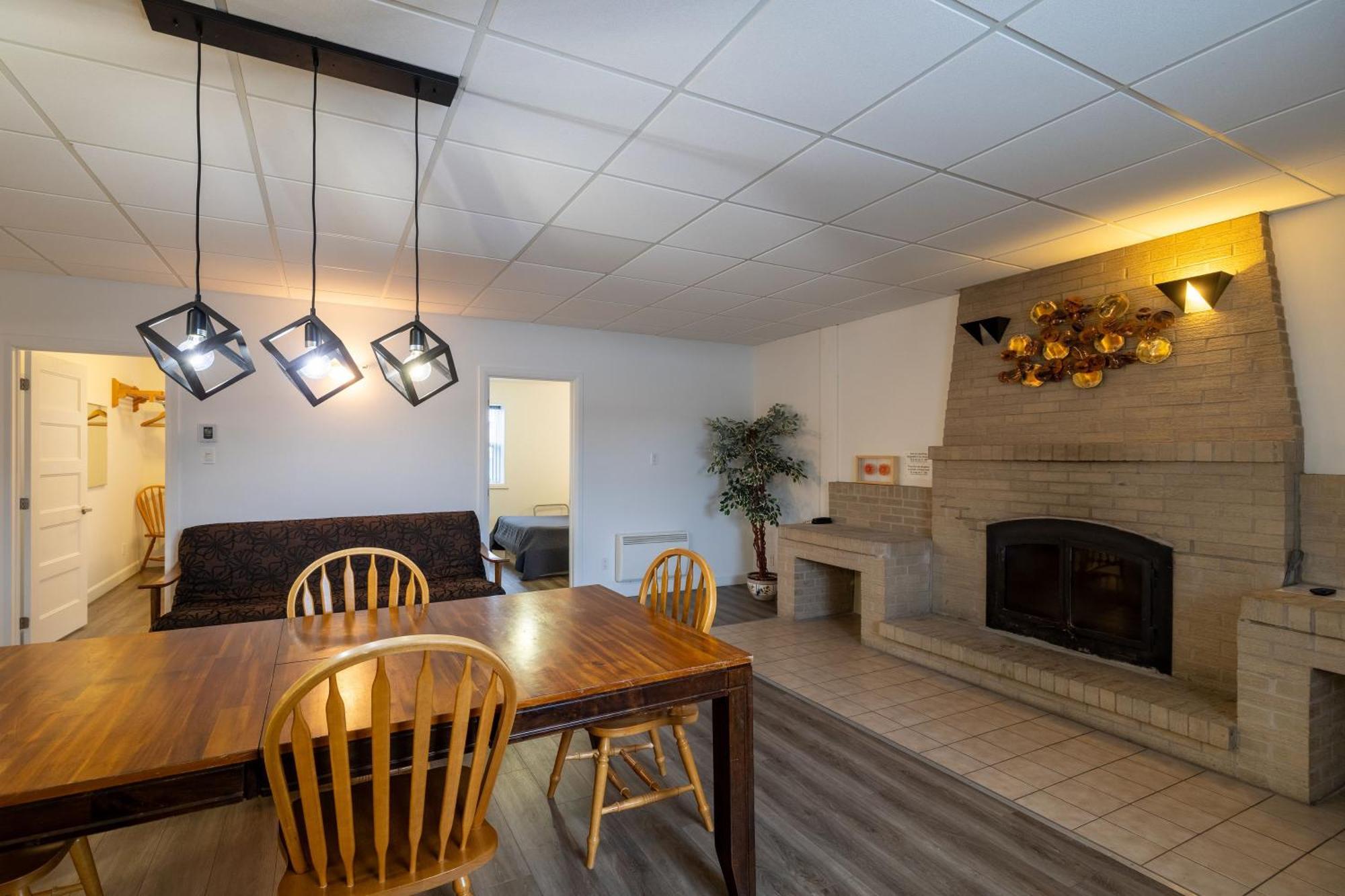 Motel Et Condo Chez Charley Sainte-Anne-de-Beaupré Dış mekan fotoğraf