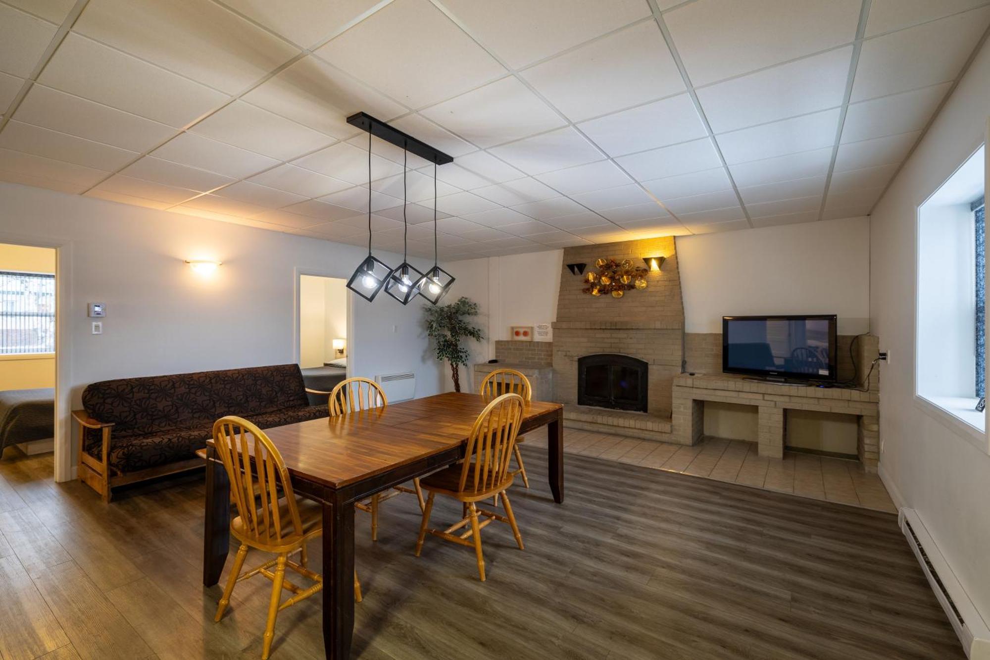 Motel Et Condo Chez Charley Sainte-Anne-de-Beaupré Dış mekan fotoğraf
